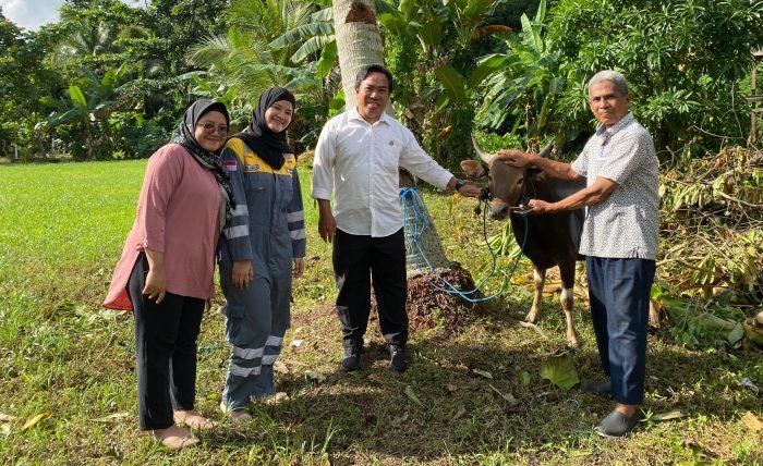RDMP Balikpapan JO kembali menunjukkan komitmennya terhadap Tanggung Jawab Sosial dan Lingkungan dengan menyalurkan bantuan hewan Kurban bagi Masyarakat di sekitar wilayah proyek. Foto: HO/RDMP JO