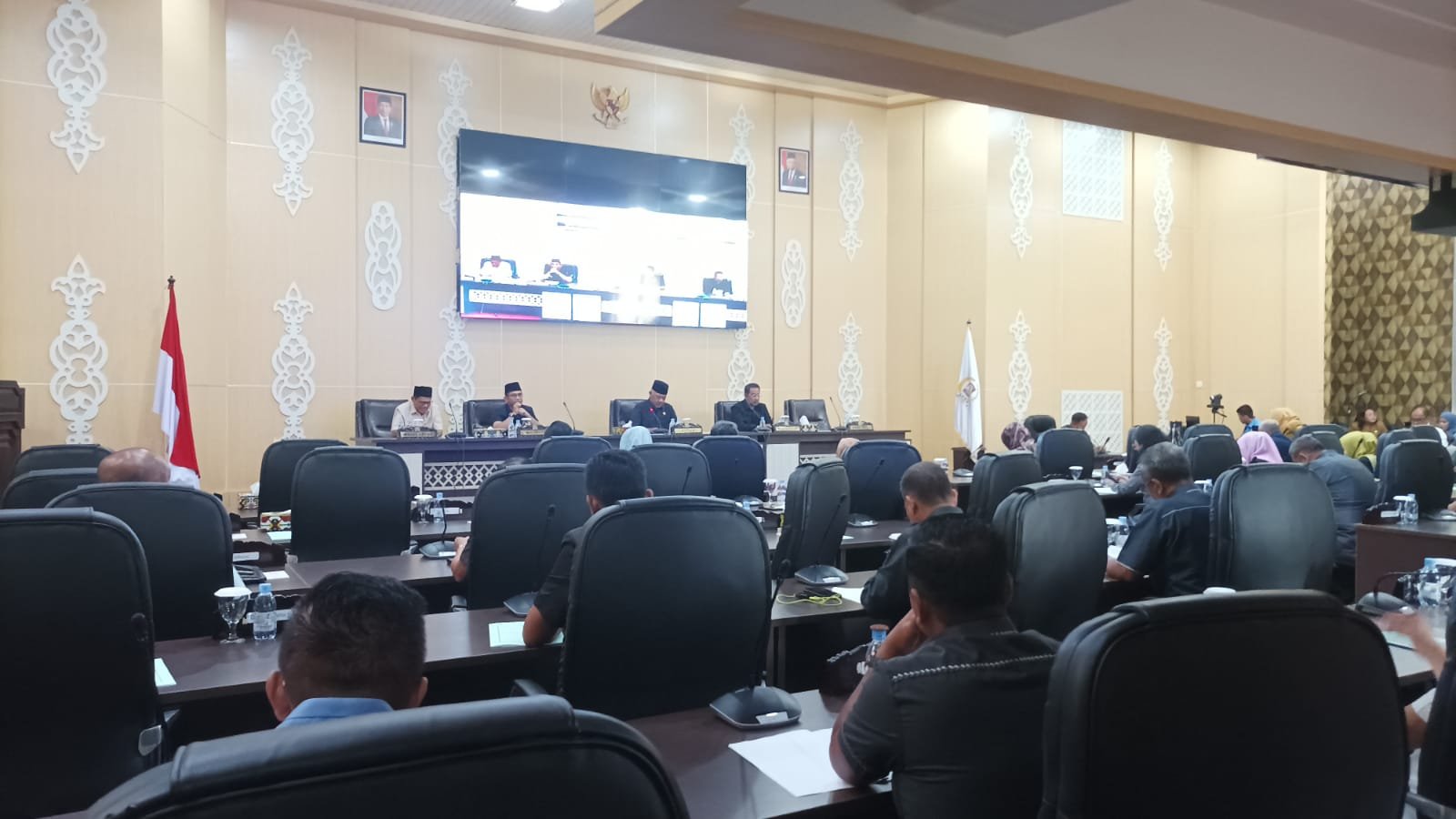 Rapat Paripurna DPRD bersama Pemerintah Kota (Pemkot) Balikpapan, di Kantor DPRD Balikpapan, pada hari Senin (3/6/2024). Foto: BorneoFlash/Niken Sulastri