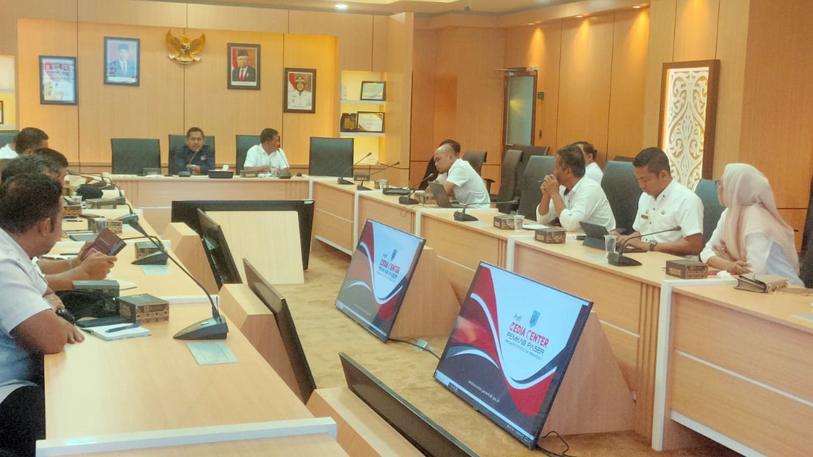 Rapat membahas pembentukan Media Center Kecamatan, di Ruang Command Center Kompleks Perkantoran Kilometer 5 Tanah Grogot, Rabu (5/6/2024). Foto: BorneoFlash/IST