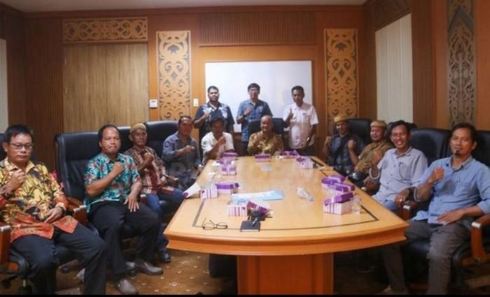 Rapat mengenai Kebutuhan Lahan Tempat Pemakaman Umum (TPU) yang direncanakan berlokasi antara Kampung Mamahak Besar dan Long Melaham Kecamatan Long Bagun, di Ruang Rapat Wabup Kamis (06/06/2024). Foto: HO/Prokopim Mahulu