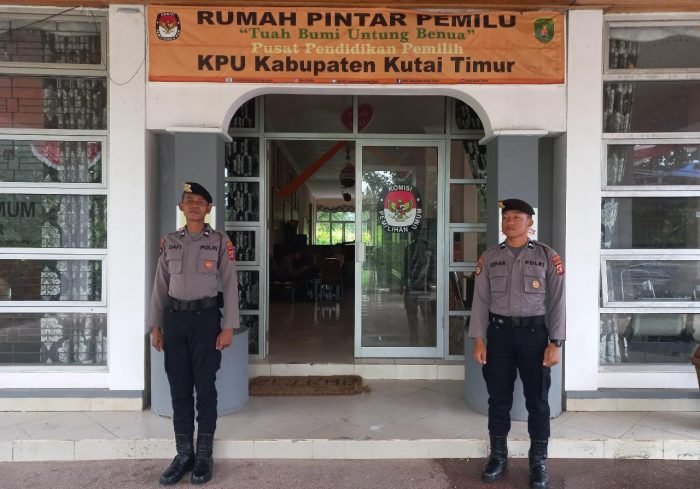 Satgas Preventif Polres Kutai Timur  melakukan monitoring dan patroli di Kantor KPU Kabupaten Kutai Timur. Foto: HO/Humas Polda Kaltim