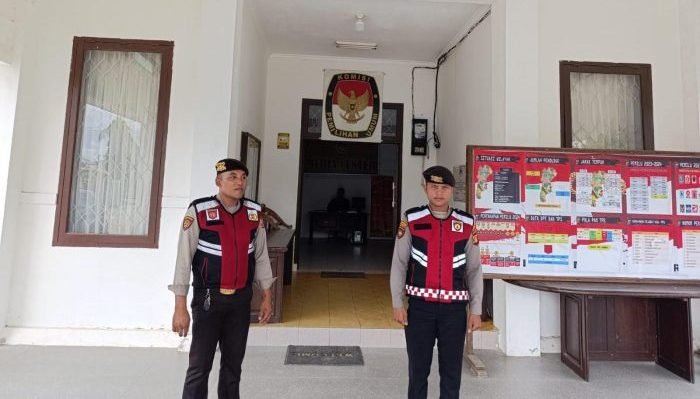 Satuan Samapta Polres PPU memperketat pengawasan dengan menggelar patroli intensif, di Kantor KPU Kabupaten PPU, pada hari Sabtu (15/6/2024). Foto: HO/Humas Polda Kaltim