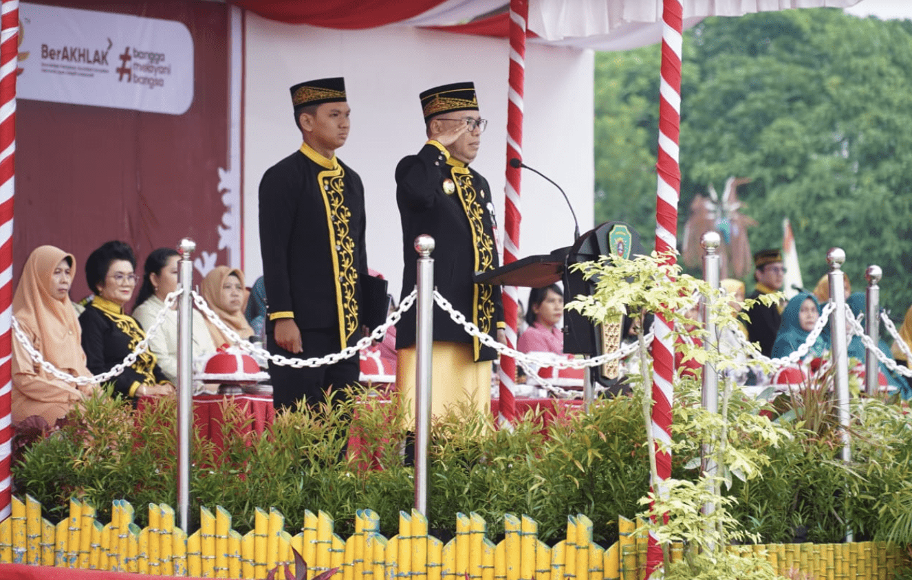 Penjabat (Pj) Bupati Penajam Paser Utara, Makmur Marbun, memimpin upacara peringatan Hari Lahir Pancasila ke-79 di lingkungan Pemerintah Kabupaten PPU, Sabtu (1/6/2024). Foto:BorneoFlash.com