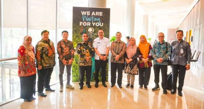 Sekda Balikpapan H Muhaimin bersama para juri dan para pejabat di Lingkungan Pemkot Balikpapan. Foto: BorneoFlash/IST