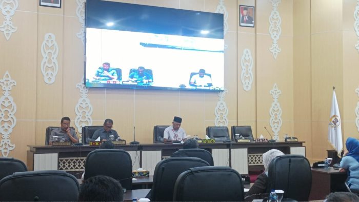 Sekda Balikpapan Muhaimin saat ikuti rapat paripurna DPRD Kota Balikpapan, di Ruang Rapat Paripurna DPRD Balikpapan, pada hari Jumat (7/6/2024). Foto: BorneoFlash/Niken Sulastri