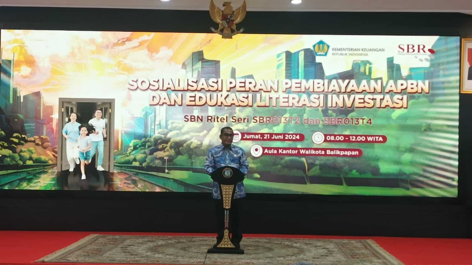 Sekda Kota Balikpapan, Muhaimin saat sosialisasi mengenai peran pembiayaan APBN serta edukasi literasi investasi, di Auditorium Balai Kota Balikpapan, pada hari Jumat (21/6/2024). Foto: BorneoFlash/Niken Sulastri