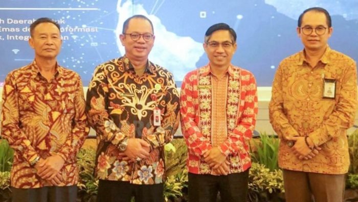 Sekretaris Daerah Kabupaten Mahakam Ulu (Mahulu) Dr. Stephanus Madang (foto: dua dari kiri) saat menghadiri Rapat Koordinasi (Rakor) Informasi Geospasial (IG) Regional Kalimantan, di Ballroom Novotel Hotel Balikpapan, Kamis (30/05/2024). Foto: HO/Prokopim Mahulu