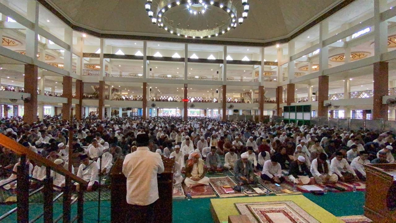 Sekretaris Daerah (Sekda) Kota Balikpapan, Muhaimin saat memberikan sambutan pada sholat Idul Adha di Masjid Islamic Center Balikpapan, pada hari Senin (17/6/2024). Foto: BorneoFlash/IST