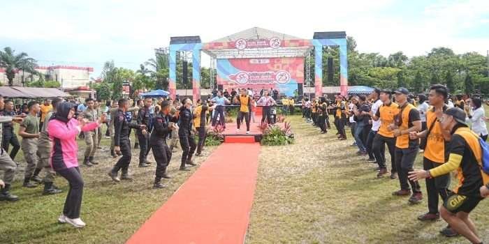 Senam aerobik setelah kegiatan Fun Bike di Lapangan M. Yasin Satbrimobda Polda Kaltim, pada Sabtu (29/6/2024). Foto: HO/Humas Polda Kaltim