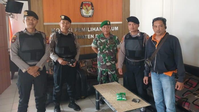 Sinergitas antara TNI-Polri dengan melakukan kegiatan patroli gabungan Jelang Pilkada 2024, pada hari Jumat (14/6/2024). Foto: HO/Humas Polda Kaltim