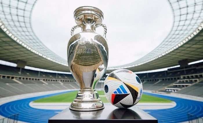 Trofi Euro 2024 dan Official match ball Adidas, by UEFA