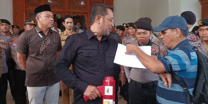Unsur pimpinan dan anggota DPRD Balikpapan saat menemui Komunitas Pers Balikpapan dan ikut menggunakan pita hitam di lengan kiri. Foto: BorneoFlash/Niken Sulastri