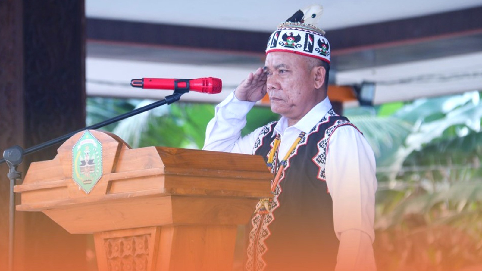 Wabup Mahakam Ulu (Mahulu) Yohanes Avun saat memimpin Upacara Peringatan Hari Lahir Pancasila Tahun 2024, di alun-alun Tribun Ujoh Bilang, Sabtu (01/06/2024). Foto: HO/Prokopim Mahulu