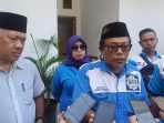 Wakil Ketua I DPRD Balikpapan, Budiono bersama Ketua DPC Sarbumusi Kota Balikpapan, Rustam dan Ketua Serikat Pekerja Nasional beserta jajaran, di Kantor DPRD Balikpapan, pada hari Senin (10/6/2024). Foto: BorneoFlash/Niken Sulastri