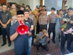 Wali Kota Balikpapan H Rahmad Mas'ud saat menemui para jurnalis saat aksi demo, di depan Kantor DPRD Balikpapan, pada hari Senin (3/6/2024). Foto: BorneoFlash/Niken Sulastri