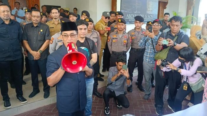 Wali Kota Balikpapan H Rahmad Mas'ud saat menemui para jurnalis saat aksi demo, di depan Kantor DPRD Balikpapan, pada hari Senin (3/6/2024). Foto: BorneoFlash/Niken Sulastri
