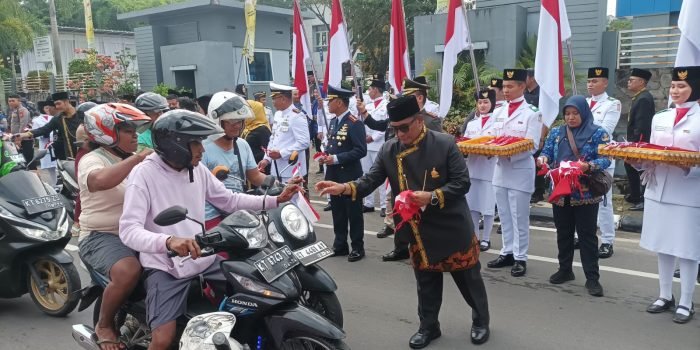 Sekda Kota Balikpapan H. Muhaimin bersama Forkopimda menyerahkan Bendera Merah Putih kepada masyarakat dalam rangka memperingati Hari Lahir Pancasila di Halaman Kantor Dinas Perhubungan Kota Balikpapan, Sabtu (1/6/2024). Foto:BorneoFlash.com/Niken Sulastr