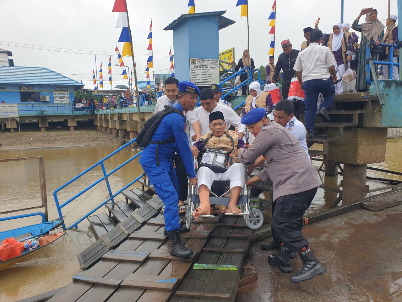 Anggota Pol Airud Polres Kutai Barat Turut serta membantu Calon Jamaah Haji menuju ke Kapal