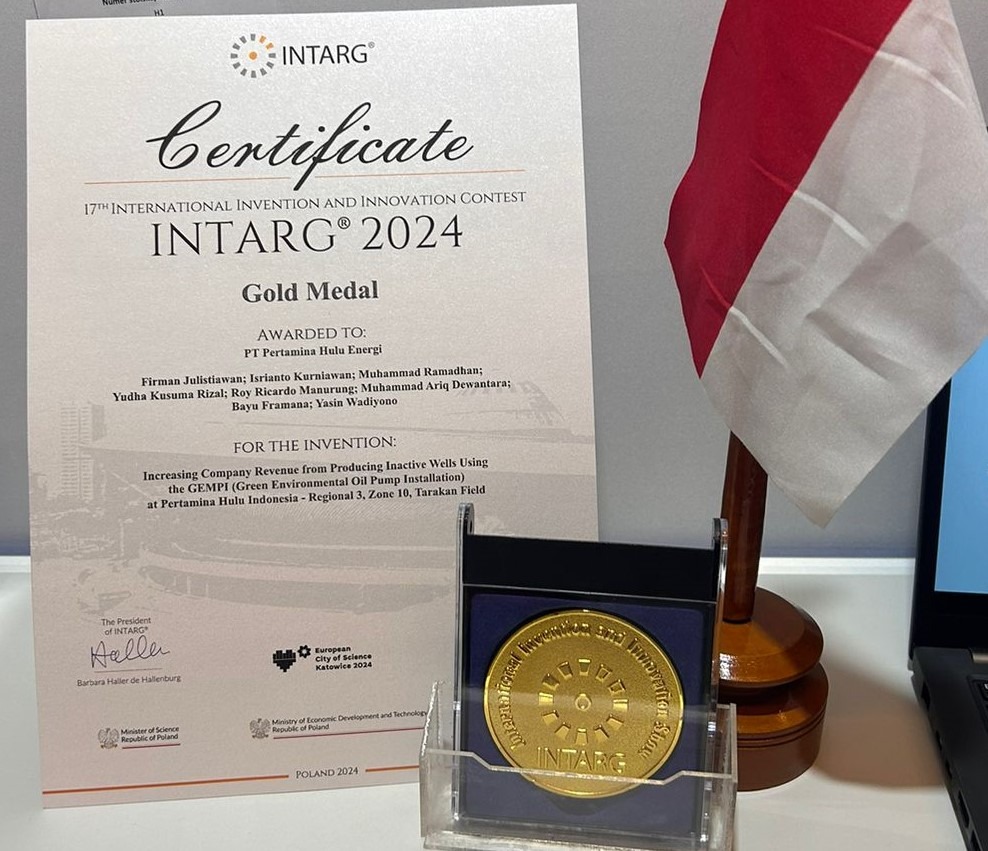 Inovasi Hijau di Tengah Operasi Migas, Pertamina Hulu Indonesia raih Gold Medal dan Special Award di INTARG 2024 di Polandia berkat GEMPI, pompa ramah lingkungan bertenaga surya yang reaktivasi sumur migas suspend. Bukti nyata komitmen terhadap ESG dan dekarbonisasi!. Foto: BorneoFlash.com/HO