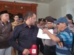 Wakil Ketua Dewan Perwakilan Rakyat  Balikpapan, Sabaruddin Panrecalle saat menemui aksi demo insan pers, di Halaman Kantor DPRD Balikpapan, pada hari Senin, 3 Juni 2024 Foto: BorneoFlash.com/ Ist