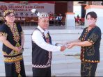 Wakil Bupati Mahakam Ulu Yohanes Avun secara simbolis Melepas Tim Dinas Kesehatan dalam Antisipasi Pasca Bencana Banjir Foto: BorneoFlash.com/ist