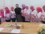 Istri Wali Kota saat mengikuti cooking class di Restoran Kampoeng Pasir Kemala Beach, pada hari Selasa, 4 Juni 2024. Foto: BorneoFlash.com/Niken Sulastri