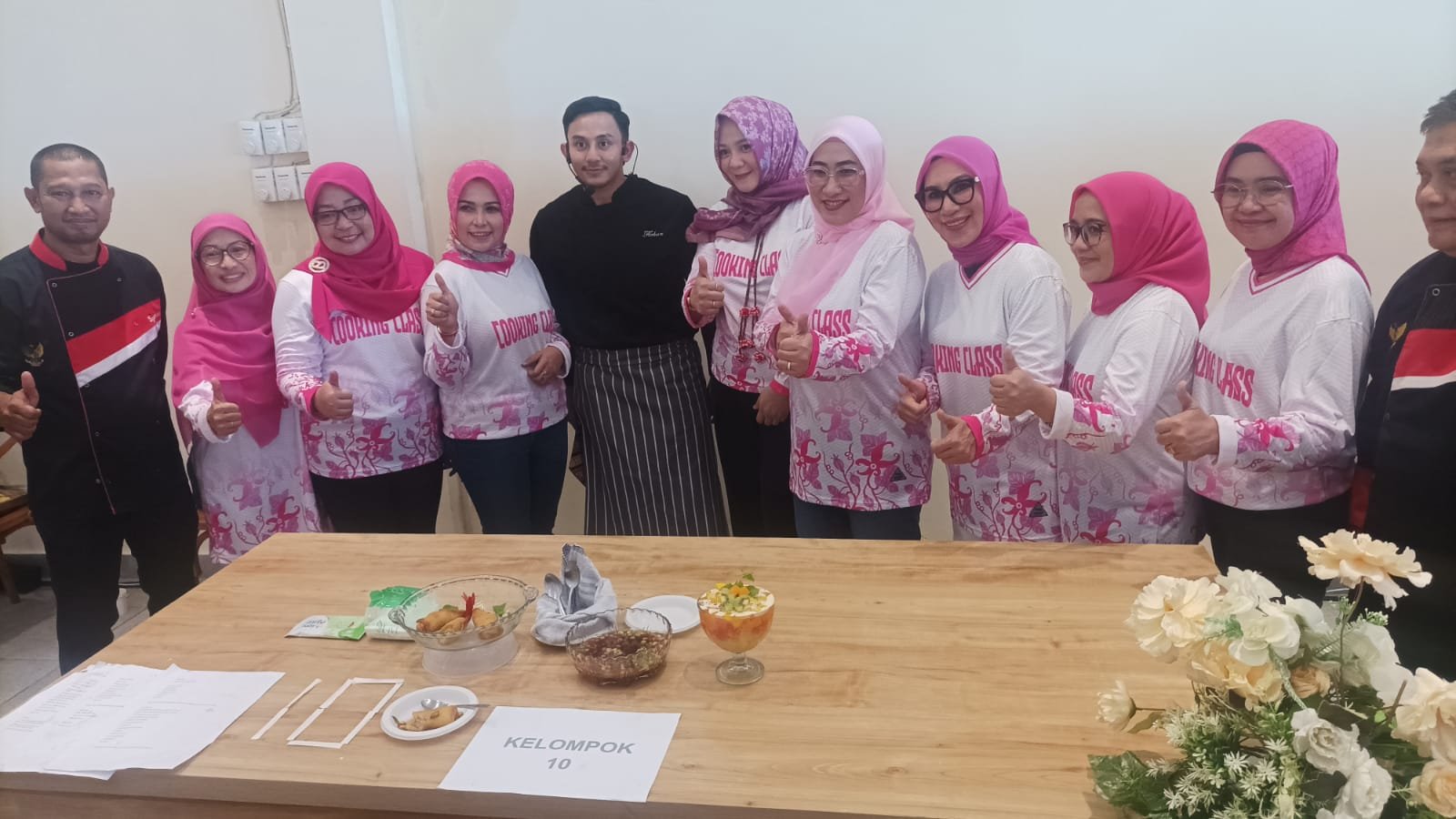 Istri Wali Kota saat mengikuti cooking class di Restoran Kampoeng Pasir Kemala Beach, pada hari Selasa, 4 Juni 2024. Foto: BorneoFlash.com/Niken Sulastri