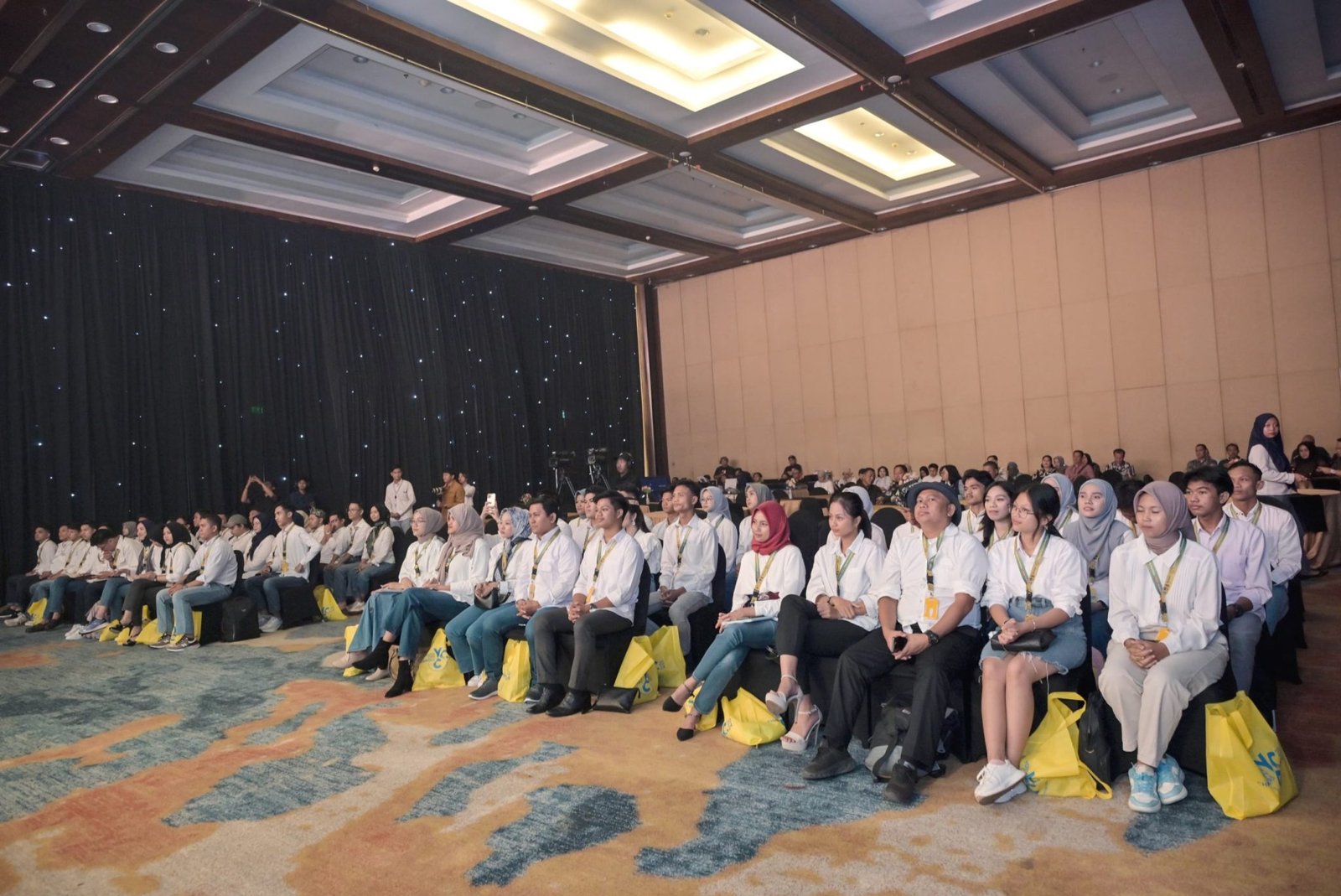 Peserta YCC ikuti Bursa Ide, dalam rangkaian Rakernas APEKSI ke XVII Tahun 2024, di Hotel Novotel Balikpapan. (Foto: Borneoflash.com/ist).