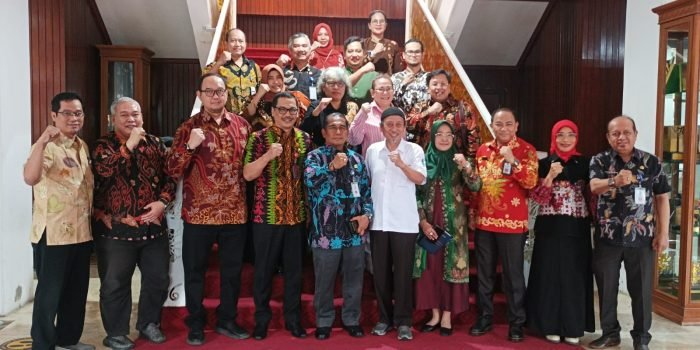 Sekda Balikpapan Muhaimin (tengah) bersama Tim Visitasi ADLG Award 2024, di VIP Room Balai Kota Balikpapan, Kamis (13/6/2024).