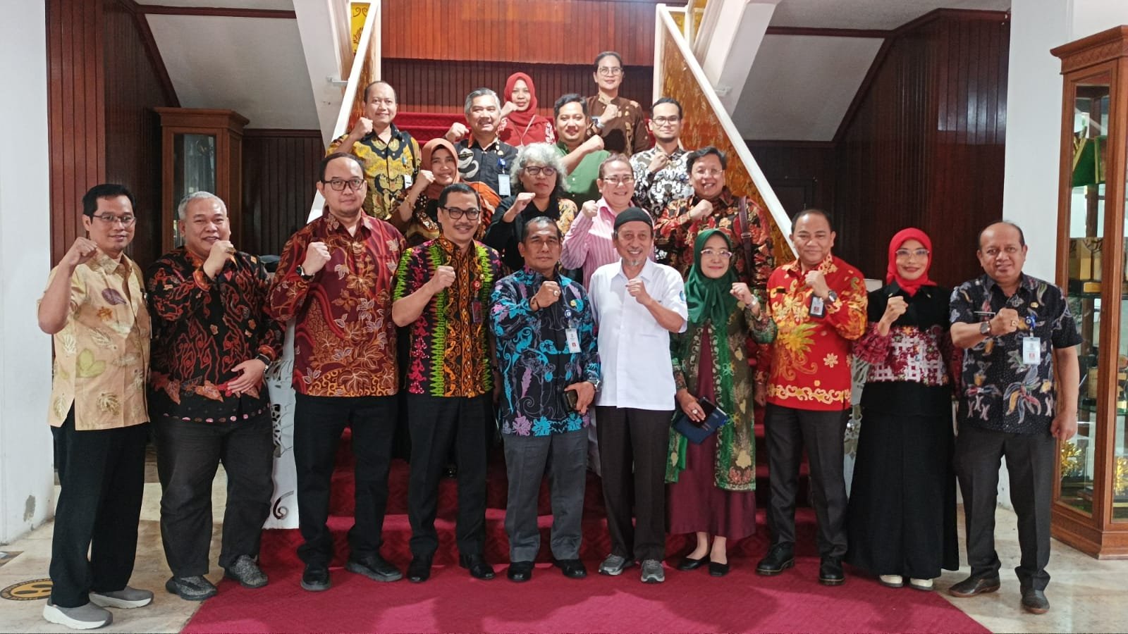 Sekda Balikpapan Muhaimin (tengah) bersama Tim Visitasi ADLG Award 2024, di VIP Room Balai Kota Balikpapan, Kamis (13/6/2024).