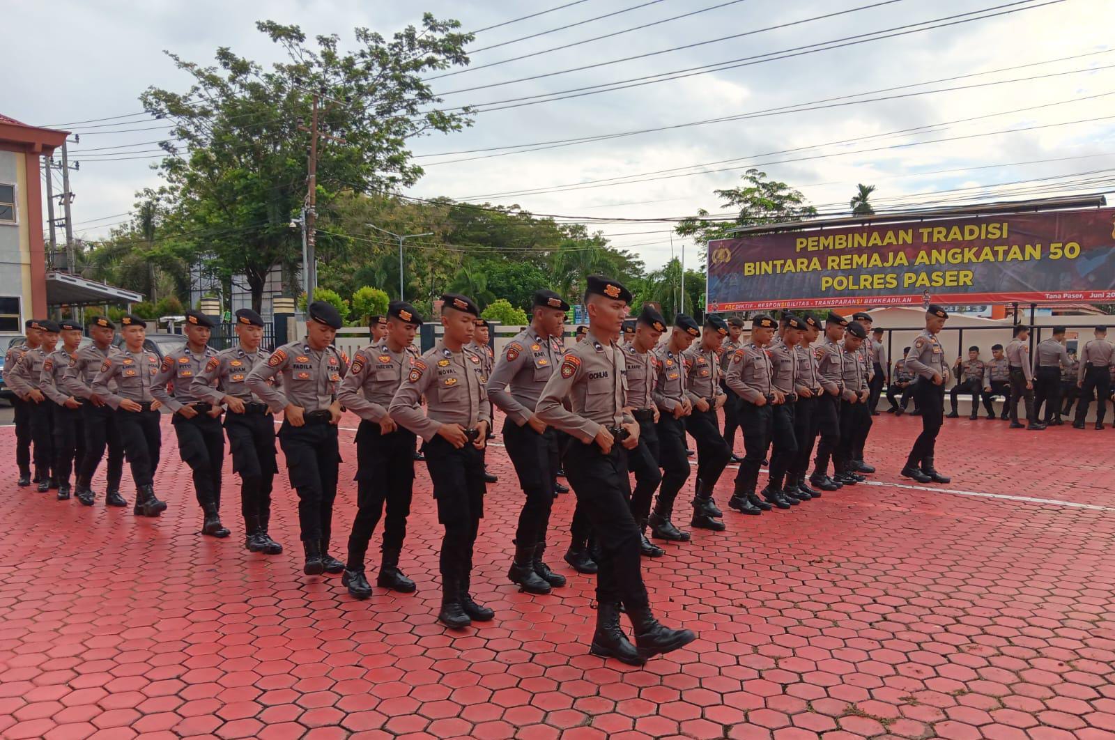 Suasana Latihan Pengendalian Massa Jelang Pemilu 2024 di Halaman Polres Paser