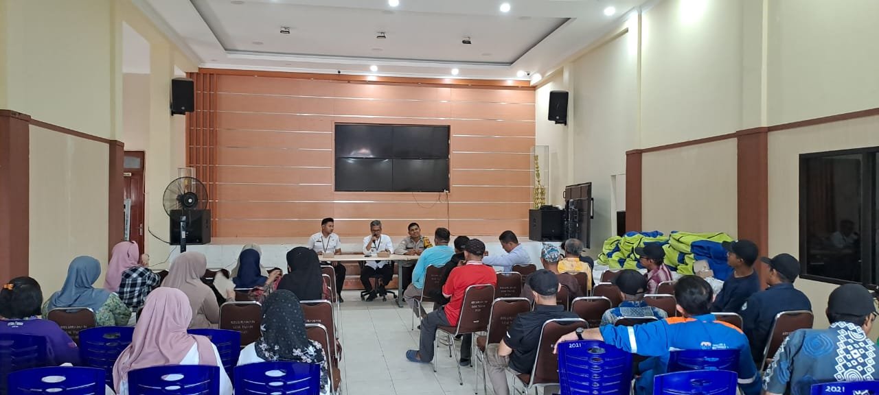 Bhabinkamtibmas Kelurahan Loktuan, Aiptu Bambang Sumantri, S.H., saat menghadiri Rapat Koordinasi dan Silaturahmi Sosialisasi PPS dengan Para Ketua RT Se Kelurahan Loktuan, pada hari Rabu (12 Juni 2024). Foto: Humas Polda Kaltim