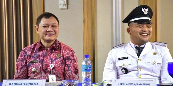 Bupati Paser Fahmi Fadli dan Kepala Desa Mendik Makmur, Kris Setyo Adi saat Lomba Desa/Kampung Tingkat Provinsi Kaltim di Kota Balikpapan, Senin (12/6/2024). Foto: BorneoFlash.com/Ist