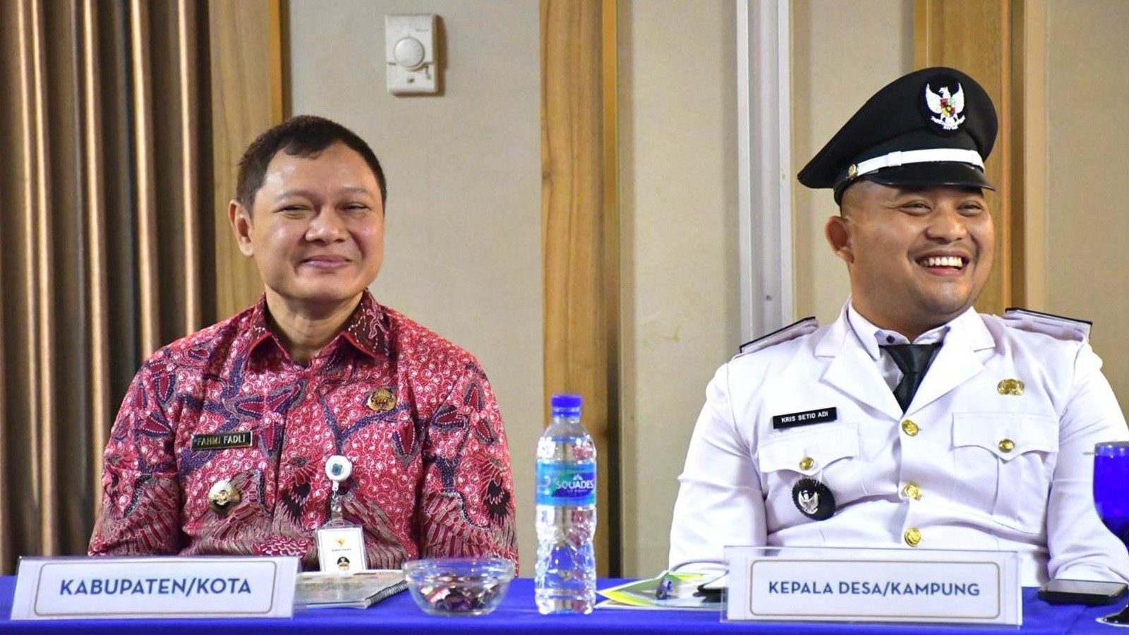 Bupati Paser Fahmi Fadli dan Kepala Desa Mendik Makmur, Kris Setyo Adi saat Lomba Desa/Kampung Tingkat Provinsi Kaltim di Kota Balikpapan, Senin (12/6/2024). Foto: BorneoFlash.com/Ist