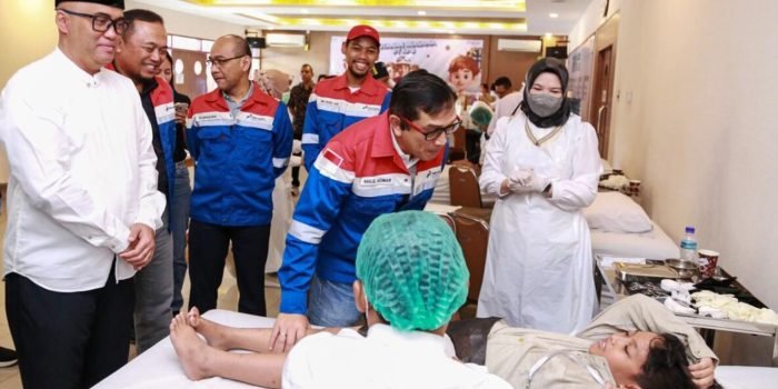 PT Kilang Pertamina Balikpapan (KPB) mengadakan khitanan massal gratis, bertempat di Auditorium Rumah Sakit Pertamina Balikpapan (RSPB) pada Sabtu (8/6/2024) pagi. Foto: HO