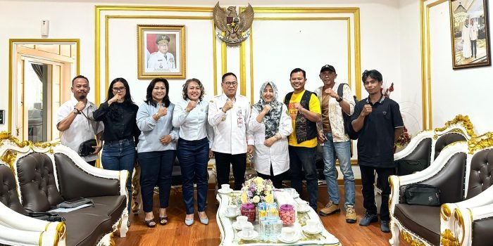 Foto Bersama PJ Bupati PPU, Makmur Marbun, Bersama Komite Ekonomi Kreatif sebagai langkah memajukan ekonomi dan pariwisata di Kabupaten Penajam Paser Utara.(Foto: BorneoFlash.com/Ist.