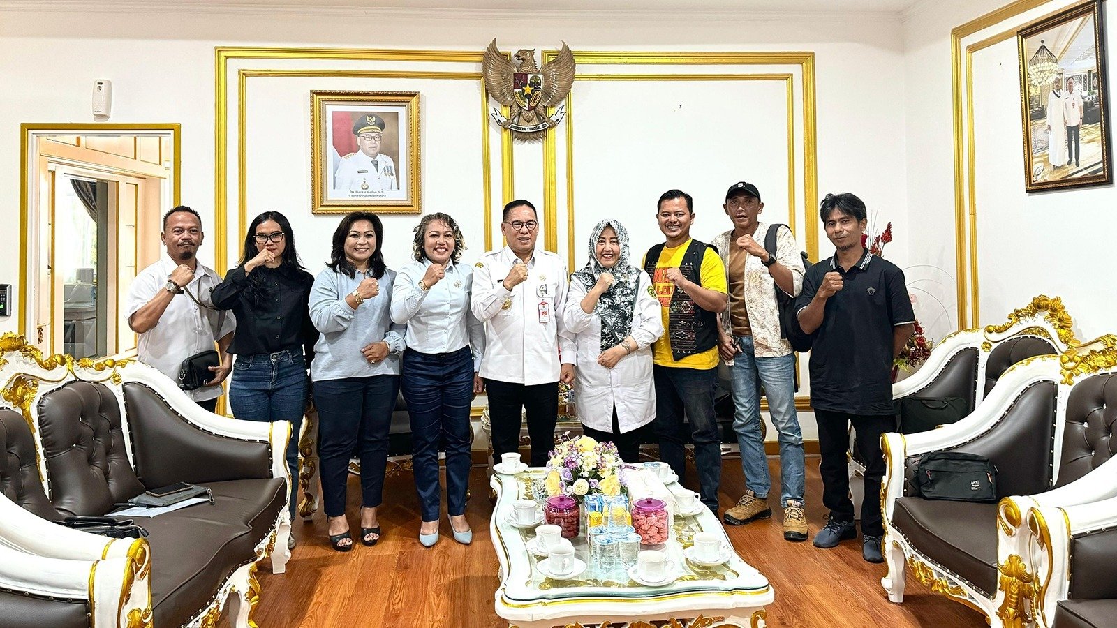 Foto Bersama PJ Bupati PPU, Makmur Marbun, Bersama Komite Ekonomi Kreatif sebagai langkah memajukan ekonomi dan pariwisata di Kabupaten Penajam Paser Utara.(Foto: BorneoFlash.com/Ist.