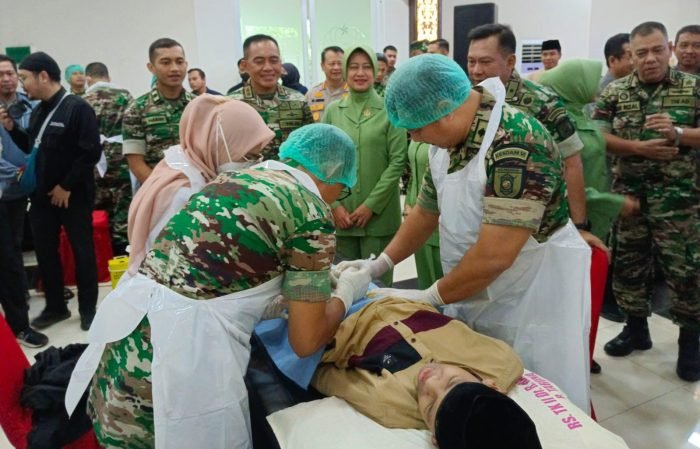 Pangdam VI/Mulawarman, Mayjen Tri Budi Utomo bersama Ketua Persit Kartika Chandra Kirana Daerah VI/Mulawarman, Rahma Tri Budi beserta Forkopimda Kota Balikpapan meninjau pelaksanaan khitanan massal yang berlangsung, di Aula Kodam VI/Mulawarman, pada hari Sabtu (15/6/2024). Foto: BorneoFlash/Niken Sulastri