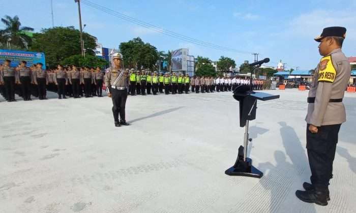 Waka Polresta Balikpapan AKBP Hendrik Eka Bahalwan Pimpin Apel Gabungan Pembukaan Operasi Patuh Mahakam 2024, di Mako Polresta Balikpapan, pada hari Senin (15/7/2024). Foto: BorneoFlash/Ist