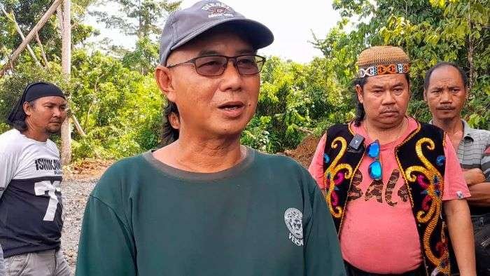 Ariyatonius bersama masyarakat adat Kampung Intu Lingau saat mengatakan bahwa kawasan hutan Intu Lingau bukan merupakan hutan lindung. Foto: BorneoFlash/Ist