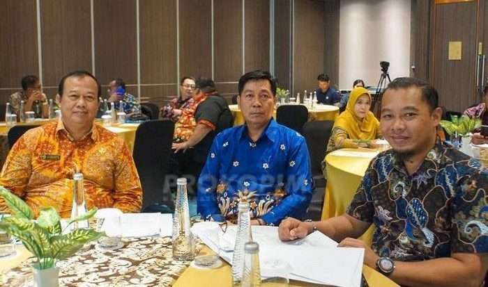 Asisten I Bidang Pemerintahan dan Kesra Agustinus Teguh Santoso (Kiri Batik Coklat) menghadiri kegiatan Sosialisasi Program Beasiswa Indonesia Emas Daerah (BIE-D) Provinsi Kaltim di Lantai 5, Ruang Mandava 3, Hotel Fugo Samarinda, Jumat (19/07/2024). Foto: HO/Prokopim Mahulu