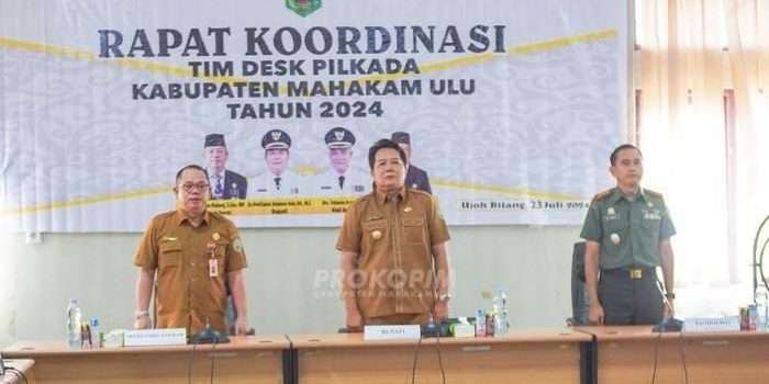 Bupati Mahulu Bonifasius Belawan Geh secara resmi membuka Rakor Tim Dukungan Elemen Satuan Kerja (DESK) Pilkada Serentak, Selasa (23/07/2024). Foto: HO/Prokopim Mahulu