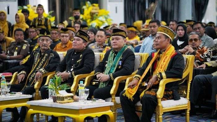 Bupati Paser Fahmi Fadli (foto: dua dari kanan) saat acara pengukuhan Dewan Pimpinan Pusat (DPP) Lembaga Adat Paser (LAP) periode 2024-2029, di gedung Awa Mangkuruku, Kamis (04/7/2024). BorneoFlash/IST