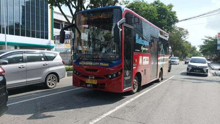 Bus Balikpapan City Trans saat melintasi Jalan Jenderal Sudirman Balikpapan. Foto: BorneoFlash/Niken Sulastri