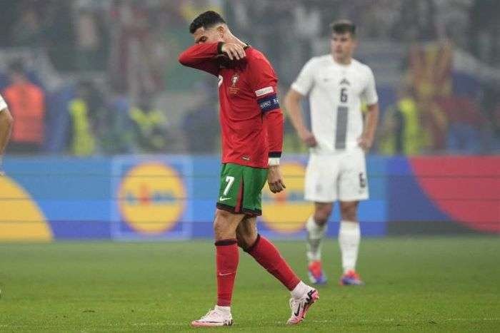 Cristiano Ronaldo Terpukul Usai Gagal Tendang Penalti di 16 besar Euro 2024, Selasa (2/7/2024). Foto: HO/AP Photo-Ariel Schalit