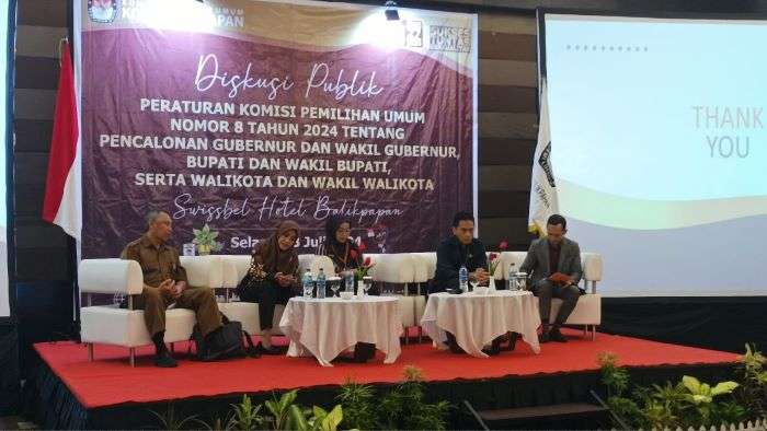 Komisi Pemilihan Umum (KPU) Balikpapan menggelar diskusi publik peraturan komisi pemilihan umum nomor 8 tahun 2024 tentang pencalonan Gubernur, Wakil Gubernur, Wali Kota dan Wakil Wali Kota serta Bupati dan Wakil Bupati. di Swiss Belhotel Balikpapan, pada hari Selasa (23/7/2024). Foto: BorneoFlash/Niken Sulastri
