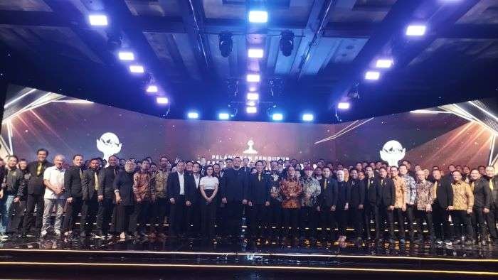 Foto Bersama Usai Pelantikan BPC HIPMI Kota Balikpapan periode 2024-2027, di Ballroom Novotel Hotel Balikpapan, pada hari Minggu (21/7/2024). Foto: BorneoFlash/Niken Sulastri