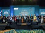 Grup PT Pertamina Hulu Indonesia (PHI) bersama anak perusahaan dan afiliasinya memenangkan 12 penghargaan dalam ajang Indonesia Social Responsibility Award 2024 di Hotel Grand Mercure, Solo Baru, pada Kamis, 27 Juni 2024. Foto: HO/PHI