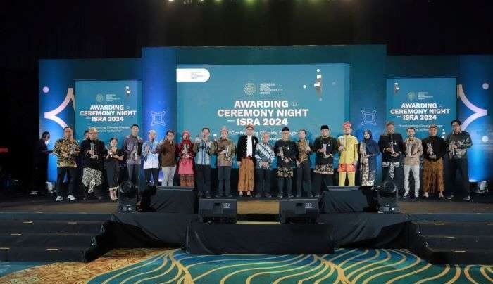 Grup PT Pertamina Hulu Indonesia (PHI) bersama anak perusahaan dan afiliasinya memenangkan 12 penghargaan dalam ajang Indonesia Social Responsibility Award 2024 di Hotel Grand Mercure, Solo Baru, pada Kamis, 27 Juni 2024. Foto: HO/PHI