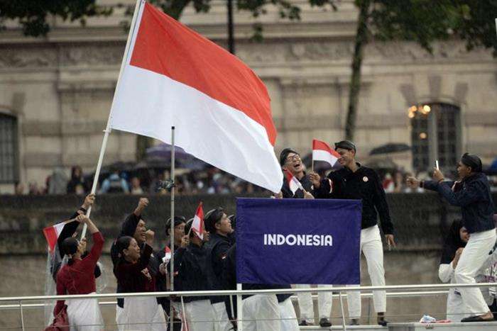 Kontingan Indonesia mengikuti defile dengan menaiki kapal menyusuri sungai Seine saat pembukaan Olimpiade Paris 2024 di Paris, Perancis, Kamis (26/7/2024). Foto : BorneoFlash/Ist